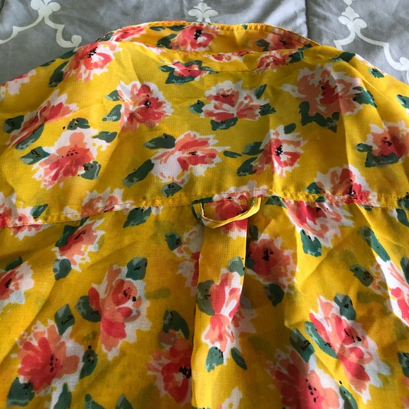 Sheer top with flower prints - Picture 3 of 8